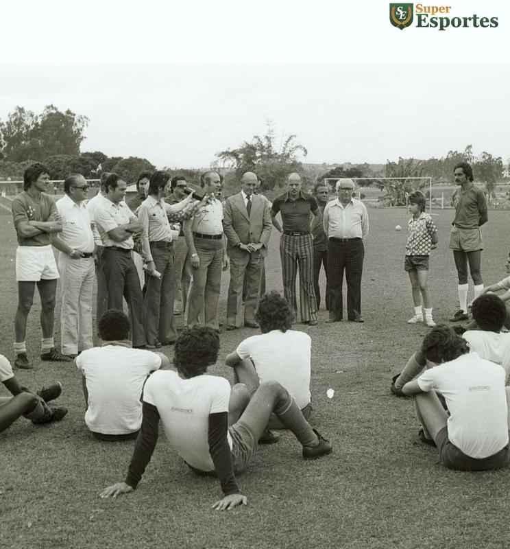 Apresentao do tcnico Zez Moreira, em 1975; no ano seguinte, o clube seria campeo da Copa Libertadores sob o comando dele