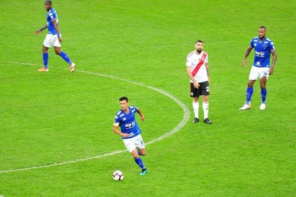 Primeiro tempo teve River superior nos primeiros 30 minutos; Cruzeiro equilibrou as aes na reta final
