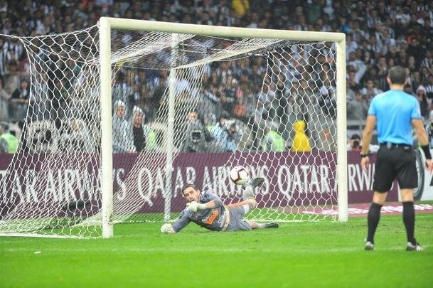 Atltico perdeu por 4 a 3 para o Coln nos pnaltis e foi eliminado da Copa Sul-Americana. Goleiro argentino Burin defendeu penalidades de Rver e Cazares