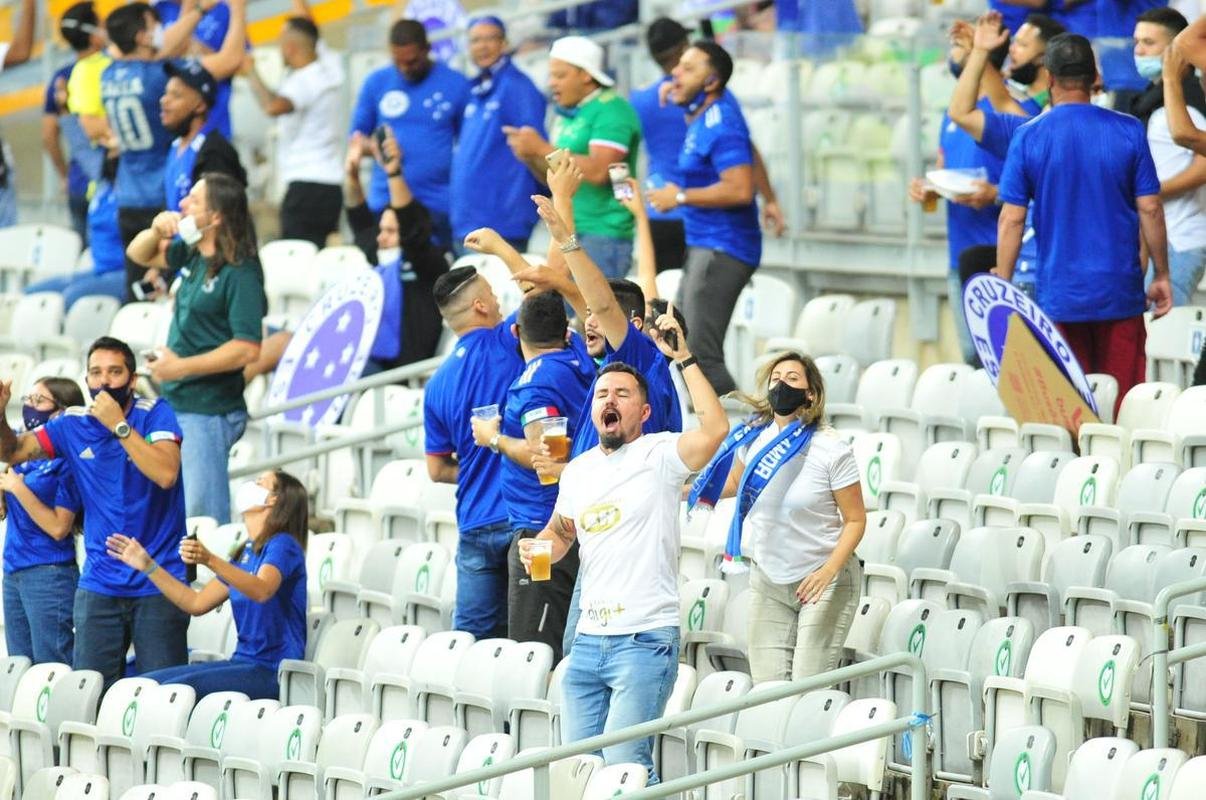 Fotos do jogo entre Cruzeiro e Confiana pela Srie B. Jogo  em Belo Horizonte marcou a volta da torcida cruzeirense ao Mineiro aps meses de ausncia devido  pandemia da COVID-19