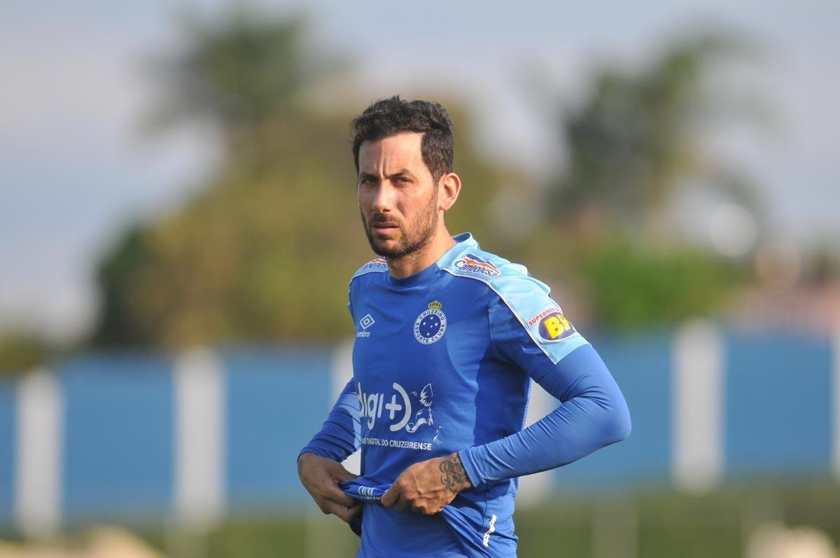 Fotos do primeiro treino de Abel Braga na Toca da Raposa II. Tcnico foi apresentado pelo Cruzeiro neste sbado e dirigir a equipe na segunda, s 20h, diante do Gois, no Serra Dourada, pela 22 rodada do Campeonato Brasileiro