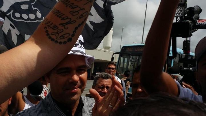 Após atender a imprensa, Dudamel foi até os torcedores do Atlético, que foram impedidos pela PM de entrar no aeroporto