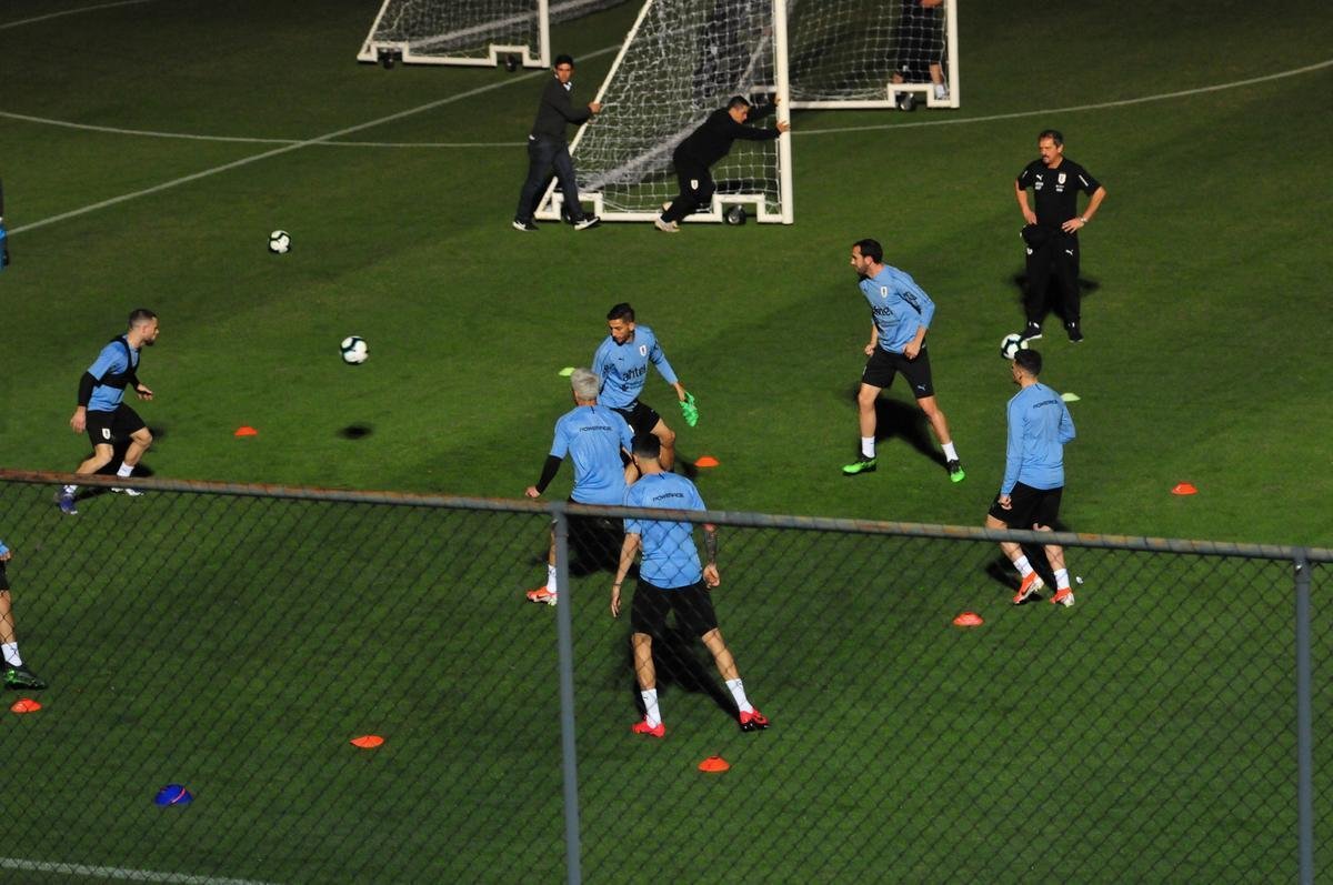 Imagens do primeiro treino da Seleo Uruguaia no Sesc Venda Nova, em Belo Horizonte