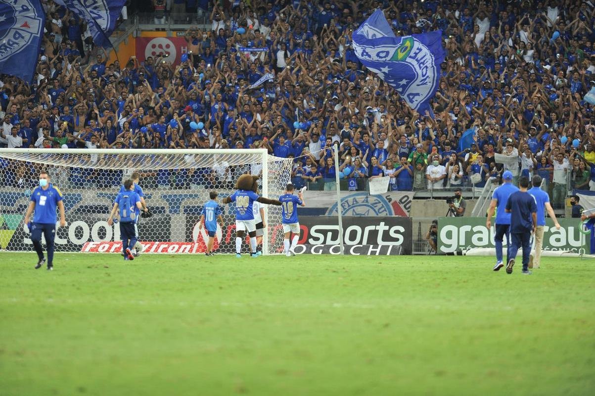 Ao lado dos filhos, Rafinha e Nicholas, Rafael Sobis foi aos prantos no Mineiro em sua despedida do futebol com a camisa do Cruzeiro. Depois de trocar a camisa com o histrico craque celeste Dirceu Lopes, ele saudou os torcedores e teve o nome gritado pelo estdio lotado. Noite foi de muita emoo para o agora ex-atacante, de 36 anos.