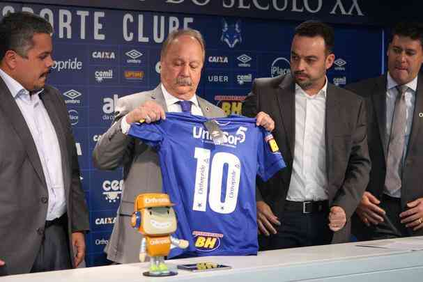 Presidente do Cruzeiro, Wagner Pires de S mostrou camisa com patrocnio da Universidade UninCor 5 Estrelas, nova parceira do clube para a sequncia desta temporada