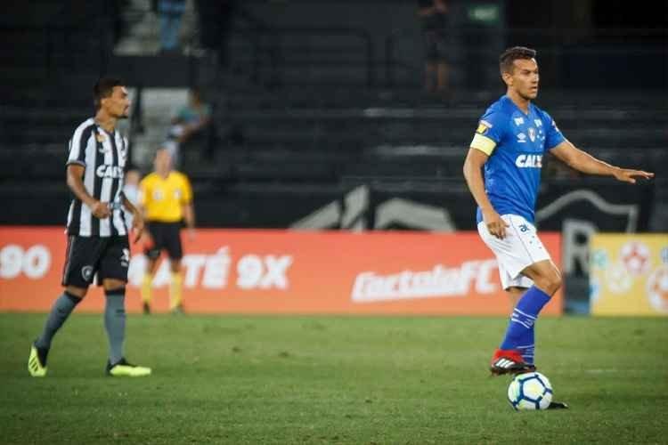 Henrique leva terceiro cartão amarelo e desfalcará Cruzeiro em duelo contra o Sport