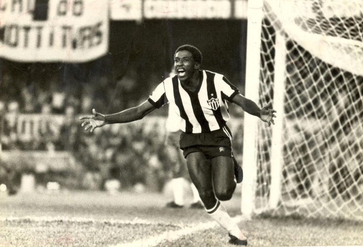 6 Paulo Isidoro - 9 gols (1975 a 1979; 1984 a 1987)