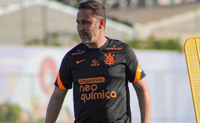 Tcnico Vitor Pereira durante treinamento do Corinthians