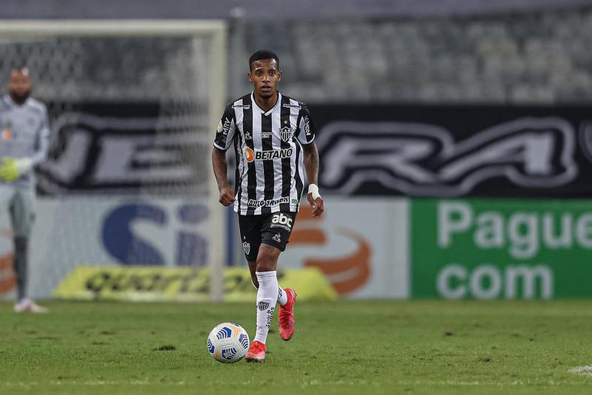 Fotos do gramado do Mineiro em condies ruins