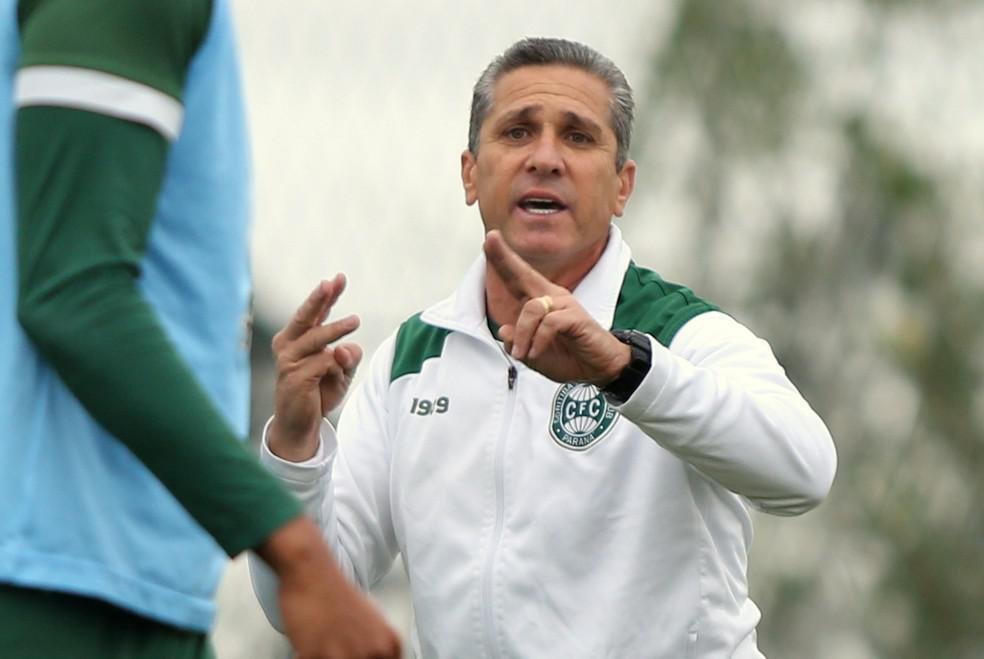 Jorginho: Lateral do tetra e auxiliar da Seleo na Copa de 2010, Jorginho conquistou o acesso na ltima Srie B,  frente do Cortiiba, mas deixou o clube ao final da temporada.