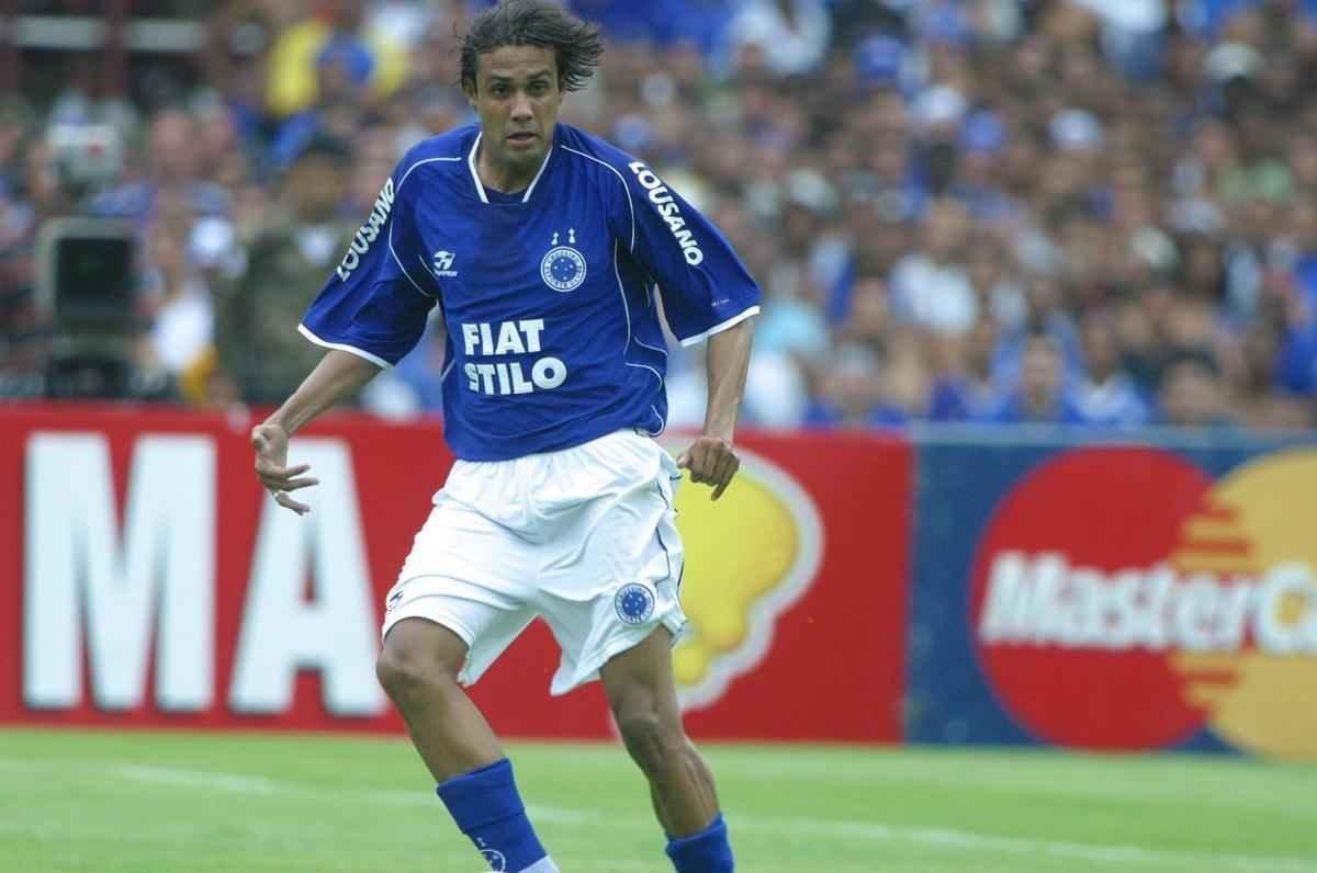 Em 30 de novembro de 2003, Cruzeiro derrotou o Paysandu por 2 a 1, no Mineiro, pela 44 rodada, e confirmou o ttulo brasileiro de forma antecipada. Zinho, no primeiro tempo, e Mota, no segundo, marcaram os gols celestes. Aldrovani descontou para o Papo. Depois do apito final, uma grande festa tomou conta do gramado e das arquibancadas. 