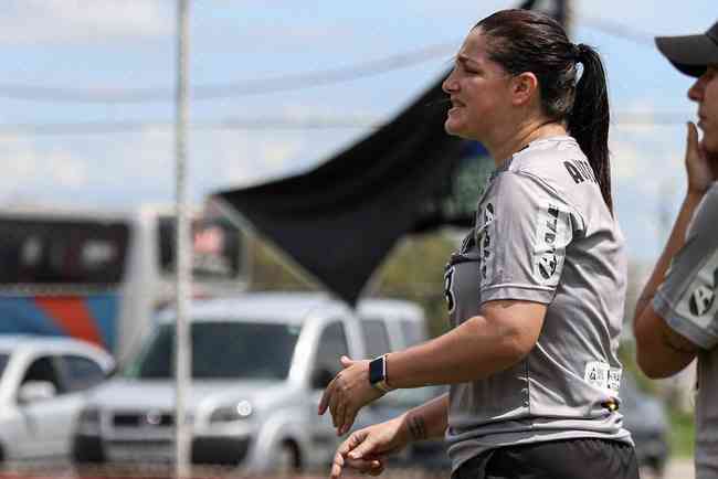 Lindsay Camila, treinadora do Atltico, evitou fazer comparaes entre as finais disputadas por Cruzeiro e Galo nos ltimos dois anos 
