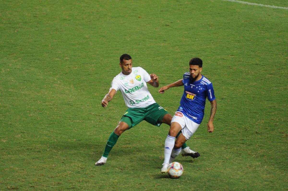 20- Acesso praticamente descartado (dezembro): depois do bom começo, Felipão derrapou nas últimas seis rodadas à frente do Cruzeiro. Em 18 pontos disputados, a equipe somou apenas sete. Na última terça-feira, o empate por 0 a 0 com o Cuiabá, no Independência, tornou o sonho de retornar à Série A muito distante. Em 11º lugar, com 41 pontos, a Raposa precisa de 100% de aproveitamento nas seis últimas partidas para chegar a 59, campanha que garantiu o acesso apenas do Vitória, na edição de 2007. O próprio presidente Sérgio Santos Rodrigues já admitiu que a tendência é para a permanência na segunda divisão. Scolari, por sua vez, sempre manteve o discurso de livrar o clube do rebaixamento à Série C.