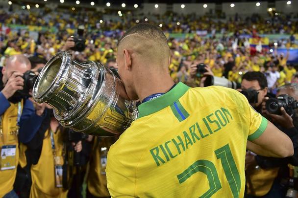 Seleção Brasileira derrota Peru por 3 a 1, conquista Copa América e ergue a taça no Maracanã; veja as fotos da festa do Brasil