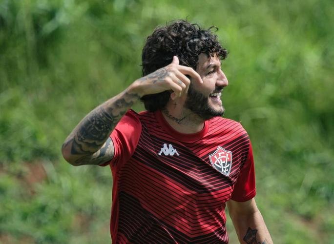 Fernando Neto, ex-Vitria, foi anunciado pelo Cruzeiro no dia 9 de dezembro. O jogador de 28 anos pode atuar como meio-campista e lateral-esquerdo.