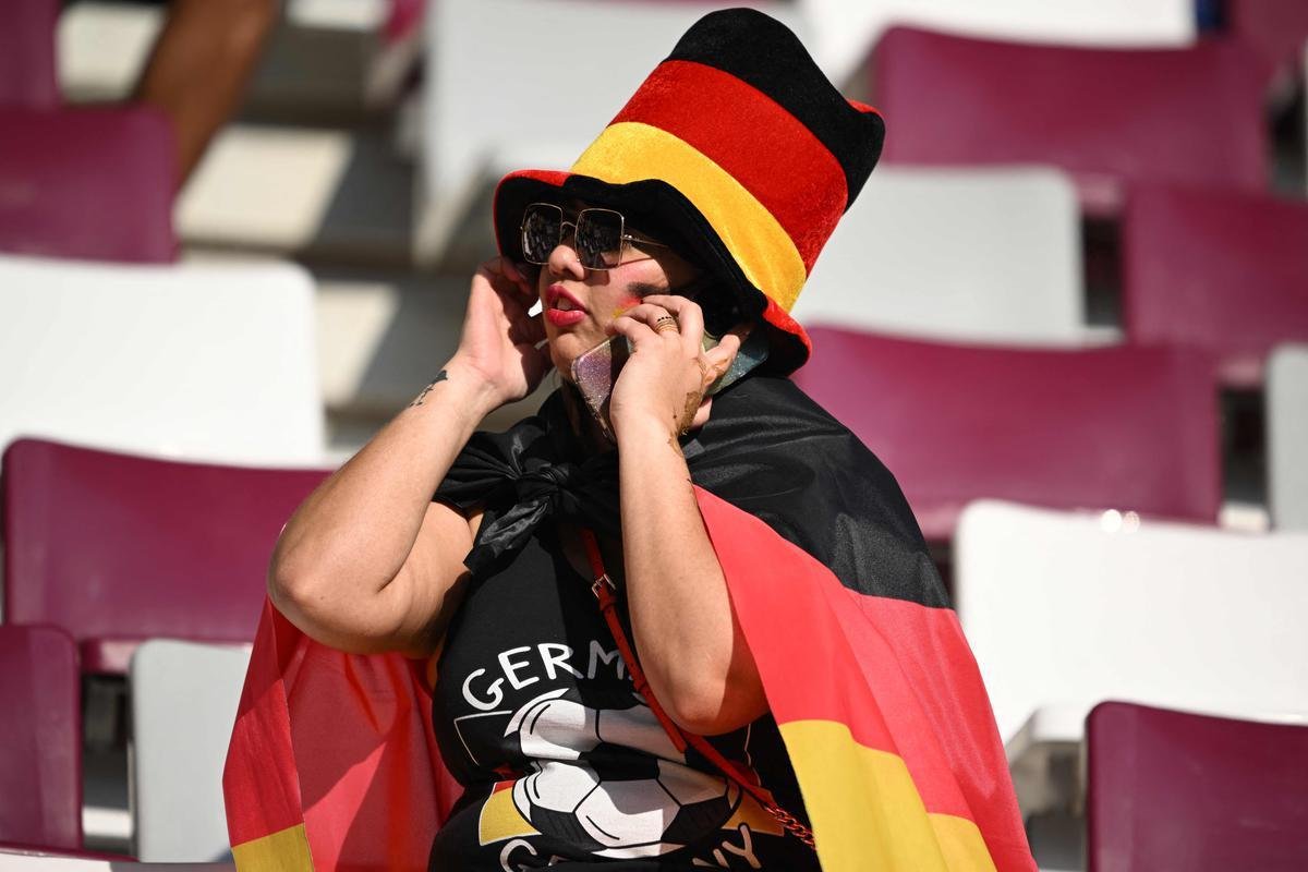 Torcedores nas arquibancadas do Estdio Internacional Khalifa, em Doha, na partida entre Alemanha e Japo, pelo Grupo E da Copa do Mundo 