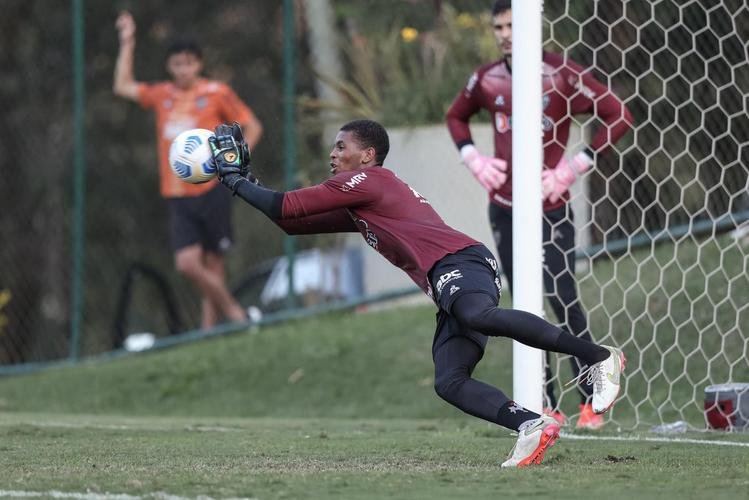Com Guilherme Arana de volta, Cuca comanda atividade na Cidade do Galo