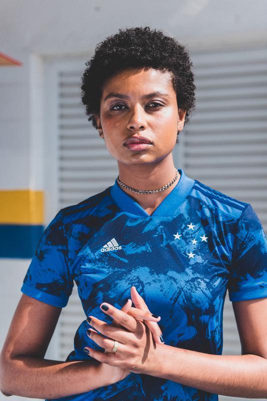 Fotos da nova camisa 3 do Cruzeiro, produzida pela Adidas