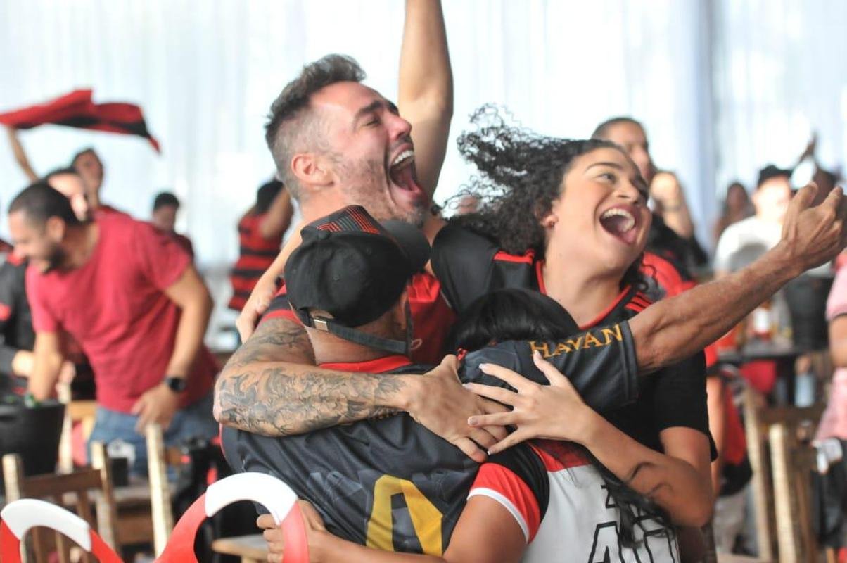 Festa da torcida do Flamengo no Bar Leblon, em BH, com os gols de Gabigol e Bruno Henrique na final da Supercopa do Brasil, em Cuiab. Flamengo virava e fazia 2 a 1.