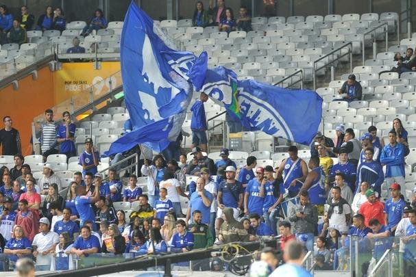 Torcida do Cruzeiro encarou frio e crise de abastecimento para apoiar o time contra o Palmeiras, no Mineiro