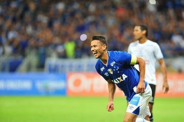 Imagens do jogo entre Cruzeiro e Tupi, no Mineiro