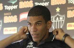 Leonardo Silva - O zagueiro defendeu o Cruzeiro entre 2009 e 2010 e conquistou um Campeonato Mineiro (09), al�m de ter sido vice-campe�o da Libertadores no mesmo ano. Em 2011, depois de muitas reuni�es, assinou contrato com o Atl�tico, em uma transfer�ncia que gerou muita pol�mica. Na �poca, ele minimizou as cr�ticas. O fato � que ele se tornou um dos maiores zagueiros da hist�ria do Galo. Em nove anos no clube, ele conquistou v�rios t�tulos, alguns deles como capit�o da equipe: ele foi campe�o da Libertadores (2013), Recopa-Sul-Americana (2014), Copa do Brasil (2014) e Campeonato Mineiro (2012, 2013, 2015 e 2017). No fim de 2019, ele anunciou a aposentadoria e passou a trabalhar no time de transi��o do Atl�tico.