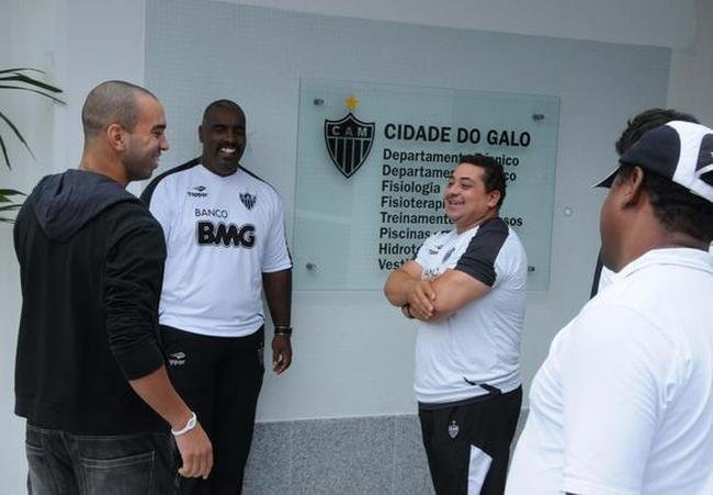 Atacante Diego Tardelli se despede dos amigos na Cidade do Galo, antes de seguir em definitivo para a Rssia, onde defender o Anzhi  por quatro temporadas
