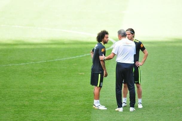 Seleo Brasileira fez, nesta tera  tarde, o seu primeiro treino no Mineiro, em Belo Horizonte, onde enfrentar a Argentina, na quinta, pelas Eliminatrias da Copa. O craque Neymar, do Barcelona, juntou-se ao grupo e trabalhou normalmente no gramado.