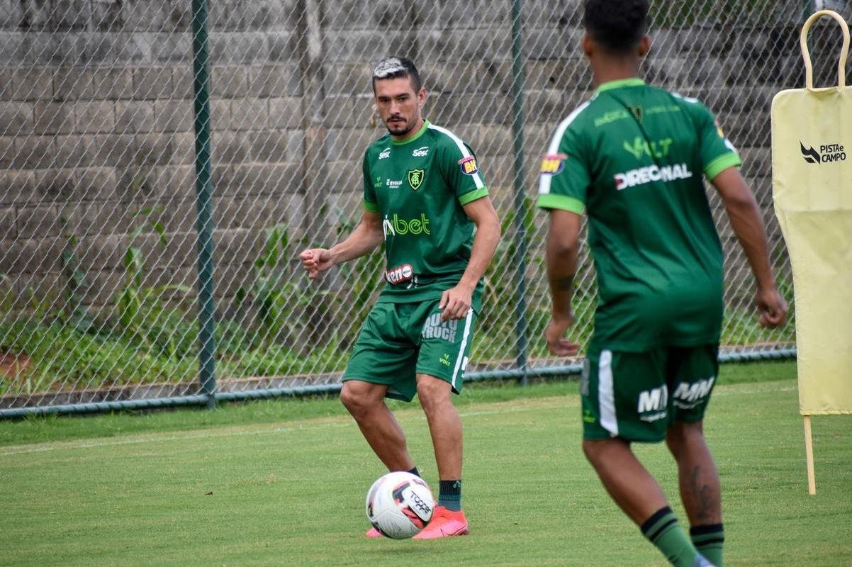O Amrica deu continuidade nesta tera-feira aos seus trabalhos de pr-temporada. A equipe alviverde fez treinos com e sem bola no CT Lanna Drumond