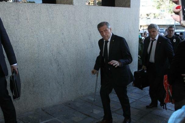 Repleta de estrelas, Seleo Uruguaia chegou a Belo Horizonte no comeo da tarde para a disputa da Copa Amrica. Cavani e Surez, as principais estrelas, mostraram muita simpatia. O meia De Arrascaeta, ex-Cruzeiro, atendeu a um f, mas passou pela imprensa sem dar entrevistas