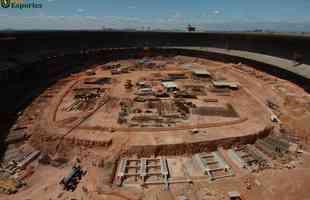 10/10/2011 - Estádio é um verdadeiro canteiro de obras. Na parte superior, começa preparação para ampliação da cobertura de 29m para 55m
