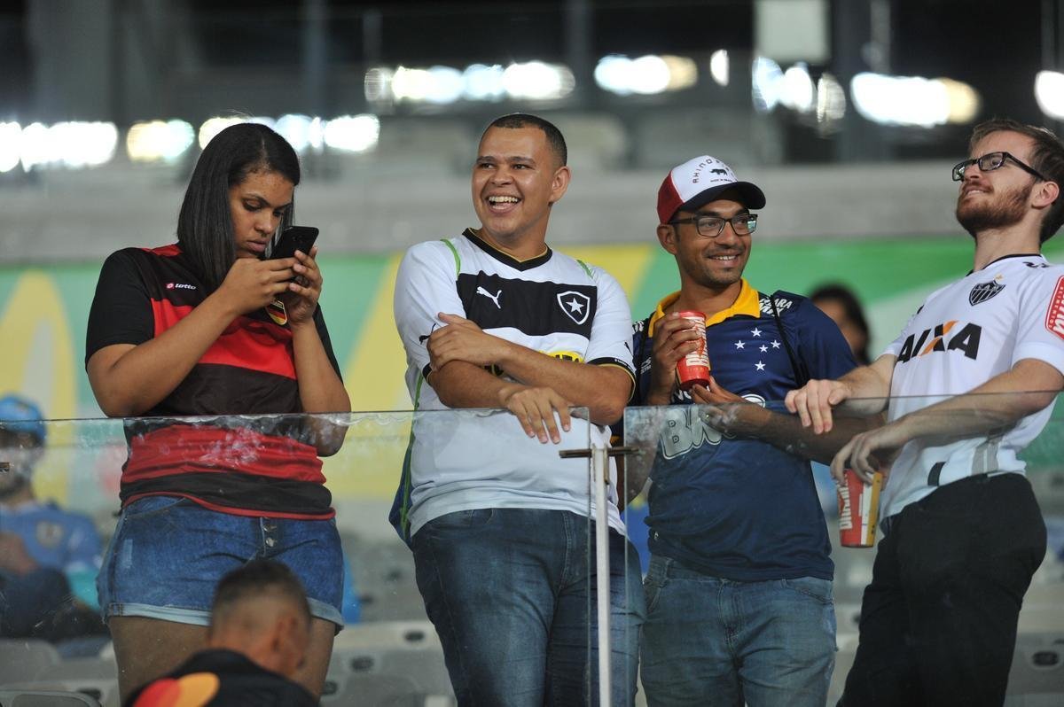 Fotos das torcidas de Uruguai e Equador no Mineiro