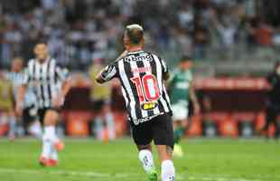 No segundo tempo, de cabea, Vargas abriu o placar para o Atltico no Mineiro: 1 a 0
