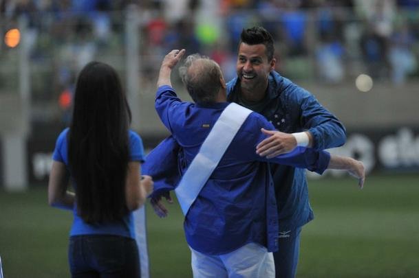 Jogadores, integrantes da comisso tcnica e dirigentes do Cruzeiro recebem faixas alusivas ao ttulo da Copa do Brasil