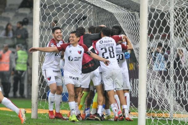 Atltico perdeu por 4 a 3 para o Coln nos pnaltis e foi eliminado da Copa Sul-Americana. Goleiro argentino Burin defendeu penalidades de Rver e Cazares