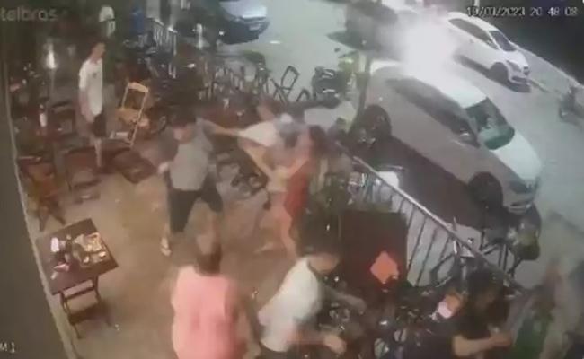 Cmera de segurana de bar pegou momento em que atleticanos invadiram bar e partiram para a agresso