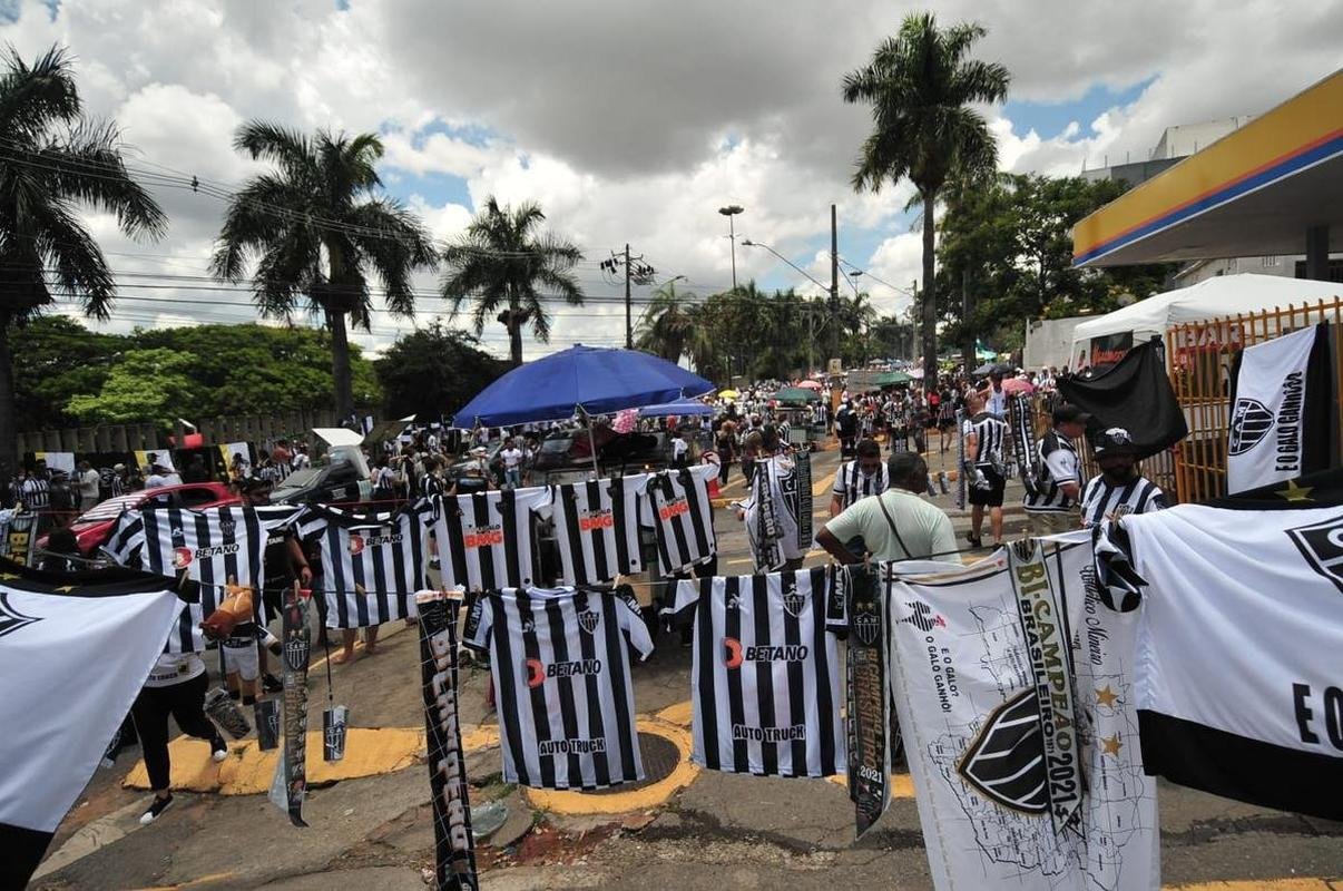 Torcida do Atltico chegou animada ao Mineiro para o jogo da taa, contra o RB Bragantino. Dia de festejar com o time o ttulo do Campeonato Brasileiro de 2021