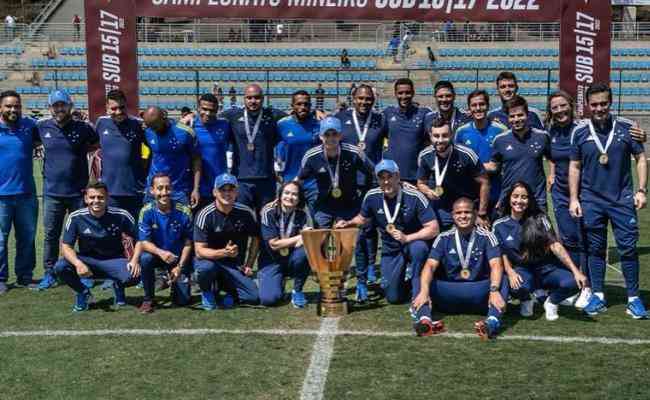 Estafe do Cruzeiro comemora o título mineiro sub-17 em 2022