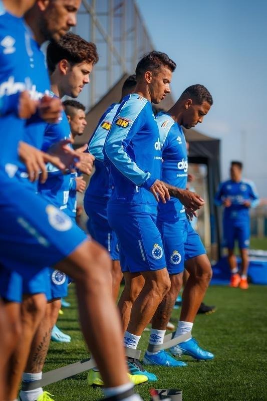 Cruzeiro treinou nesta tera-feira no CT do Grmio, em Porto Alegre, e concluiu a preparao para o duelo com o Internacional, no Beira-Rio, pela semifinal da Copa do Brasil. Time precisa de vitria por dois gols de diferena para ir  final. Se vencer por um gol de vantagem, a deciso ser nos pnaltis. Rogrio Ceni deve escalar o time com Fbio; Edilson, Ded (Fabrcio Bruno), Leo e Dod; Henrique e Robinho; Marquinhos Gabriel, Thiago Neves e David; Pedro Rocha.