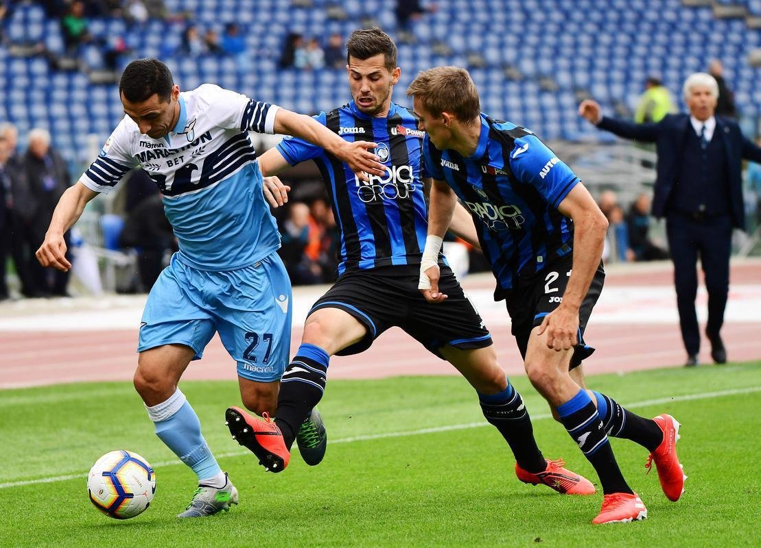 Volante Rômulo em jogo pela Lazio, da Itália