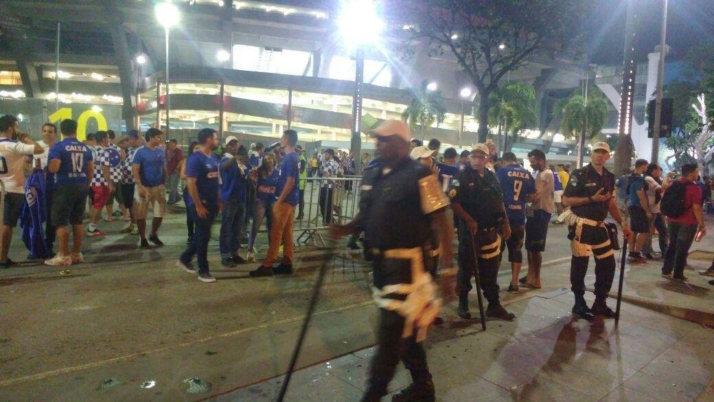 Mais de cinco mil cruzeirenses foram ao Maracan acompanhar o primeiro jogo da deciso