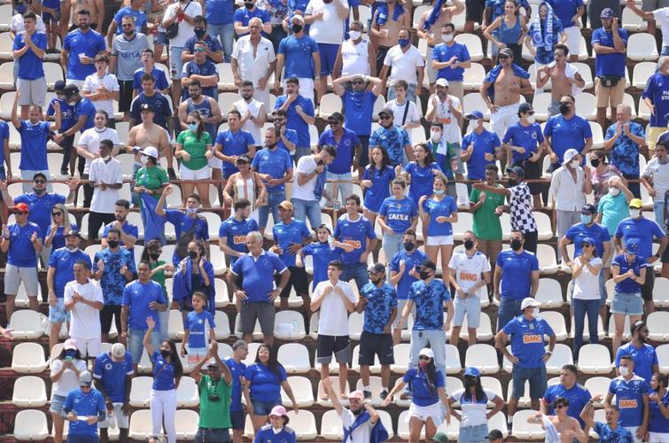 Cruzeiro e Ponte Preta se enfrentaram numa manhã de forte calor em Sete Lagoas