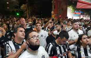 Nesta quinta-feira (2), torcedores do Atltico lotaram os bares de BH para acompanhar Bahia x Galo, jogo adiado da 32 rodada do Campeonato Brasileiro. Na imagem, Bar do Salomo, na Rua do Ouro.