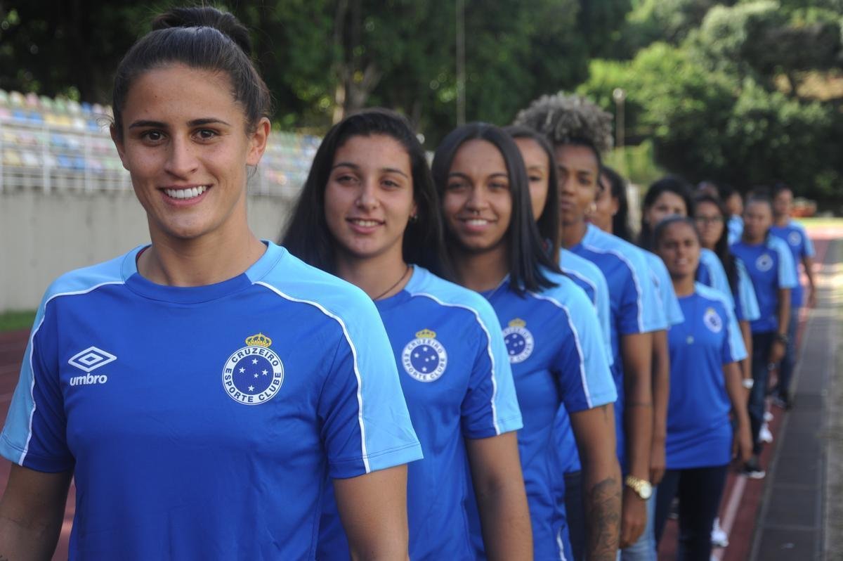 Cruzeiro apresentou jogadoras de seu time feminino na tarde desta quarta-feira (21/02)