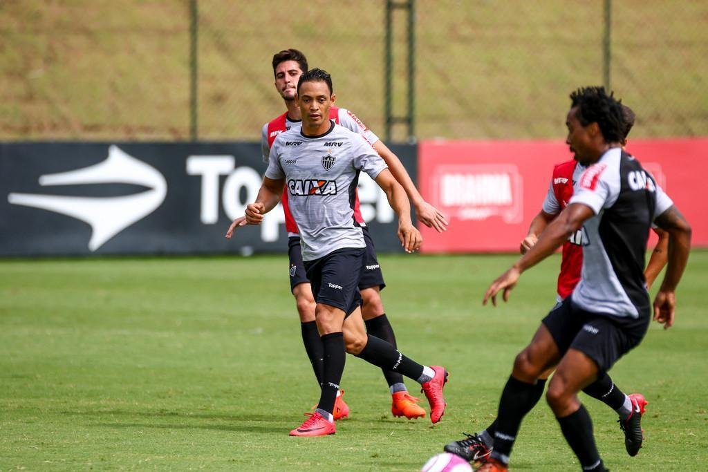 Imagens do treino coletivo comandado por Oswaldo de Oliveira