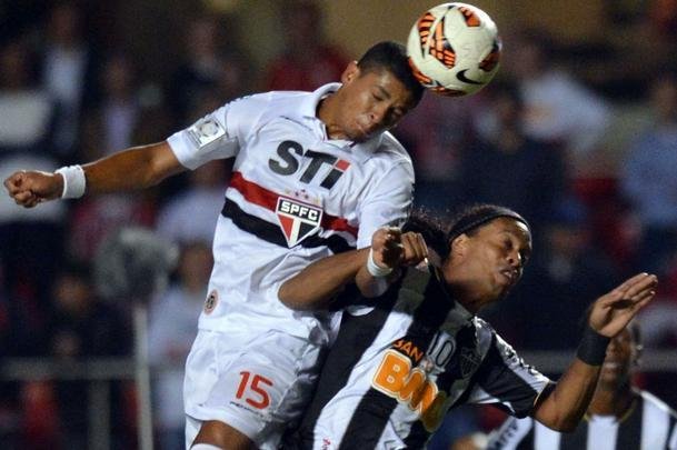 Já classificado às oitavas de final como melhor primeiro colocado, o Atlético foi derrotado pelo São Paulo na rodada final da fase de grupos, por 2 a 0. Tranquilo, Ronaldinho deixou o gramado e disse: 'Para falar a verdade, não estou preocupado. Isso tudo pra gente é um grande treino para a próxima fase'. Irritado, Rogério Ceni rebateu: 'Ele (Ronaldinho) tem todo o direito de vir jogar do jeito que ele quiser, isso não diminui a genialidade dele. Se ele veio para brincar, vai ter a oportunidade de jogar para valer na próxima'. Quis o destino que Atlético e São Paulo se enfrentassem nas oitavas de final. Era hora de jogar para valer.