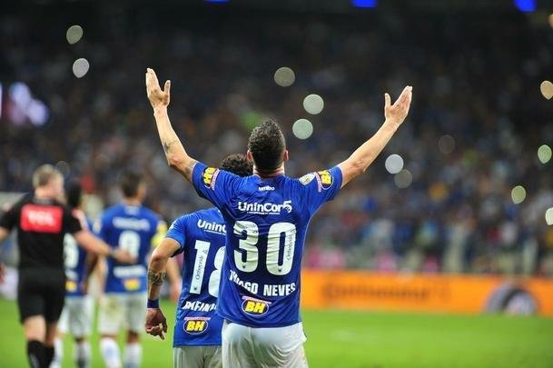 Cruzeiro conseguiu abrir vantagem de 1 a 0 no fim do primeiro tempo, com gol de cabea de Thiago Neves