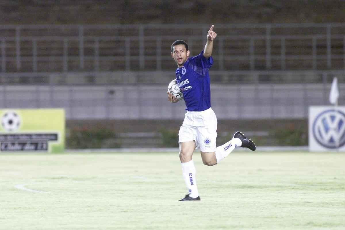 Fred comemora gol marcado com a camisa do Cruzeiro sobre o Fluminense