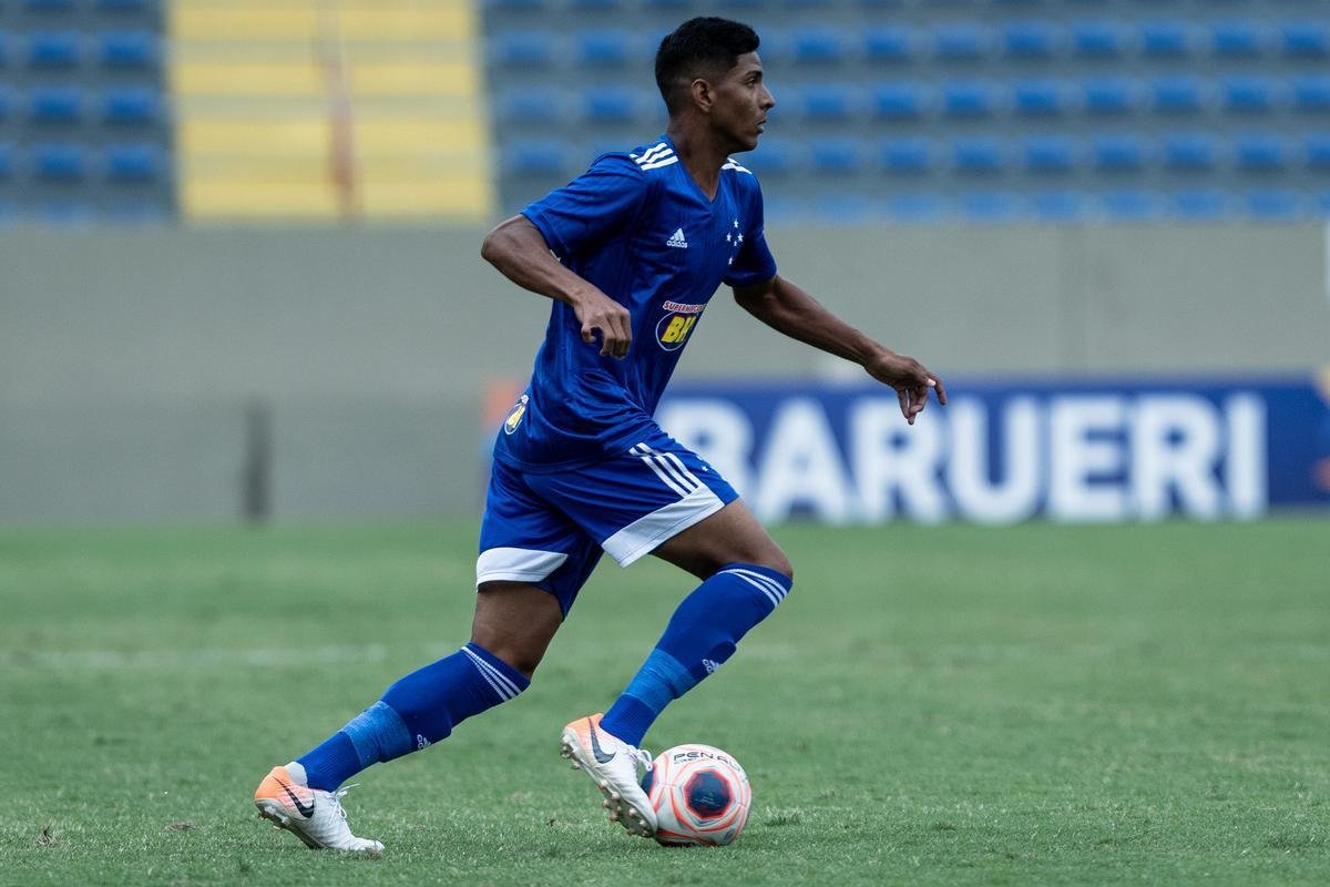 Valdir (lateral-direito)