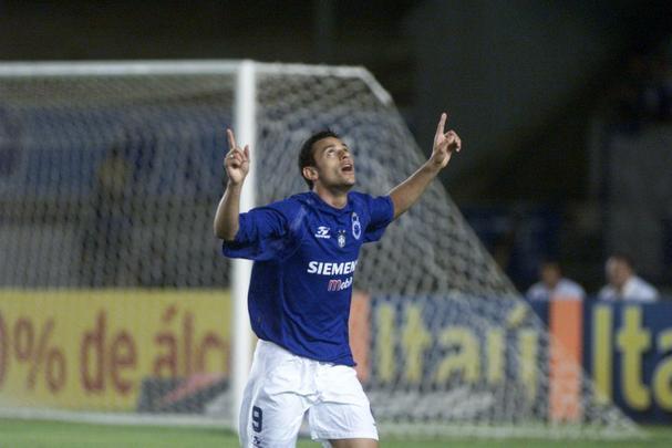 Fred em ação pelo Cruzeiro entre 2004 e 2005